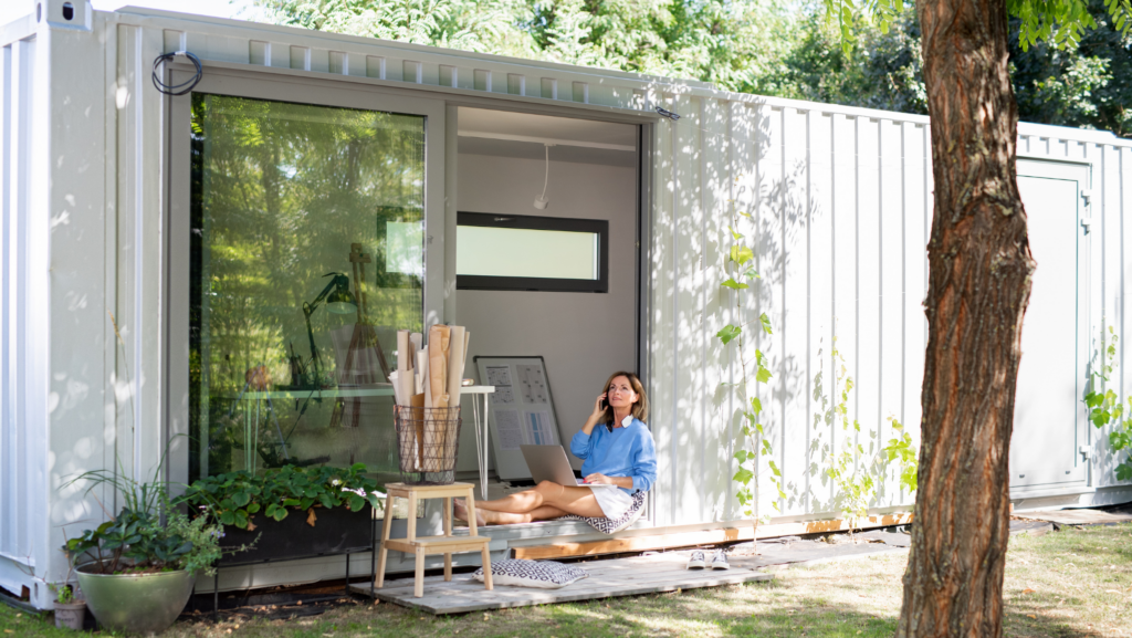 femme assise à l'intérieur d'une maison container